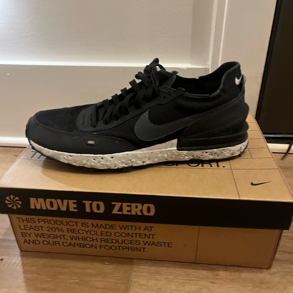 Nike Men's Black and White Sneakers